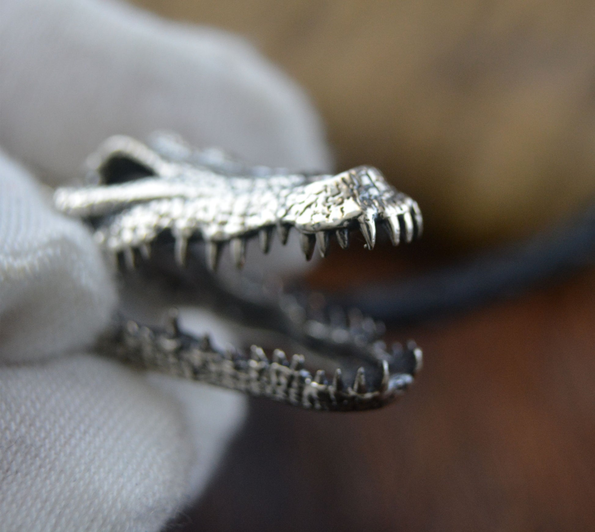 Instinto — Colgante cráneo de cocodrilo articulado en plata de ley 925 - D´Cast