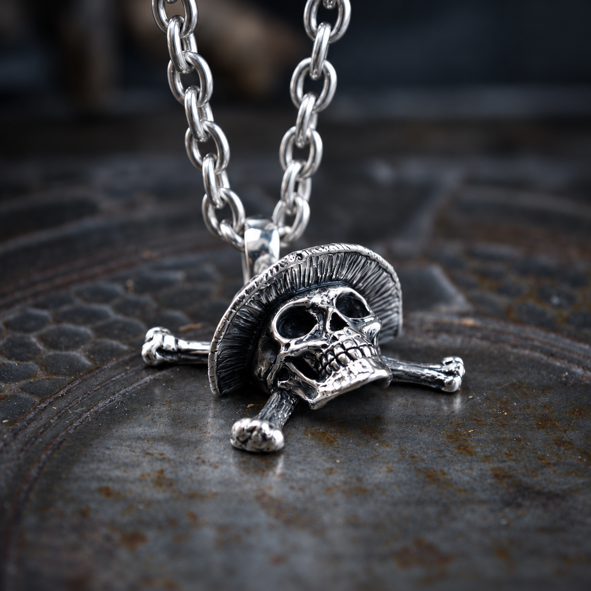 Colgante calavera con sombrero en plata · Vida Pirata