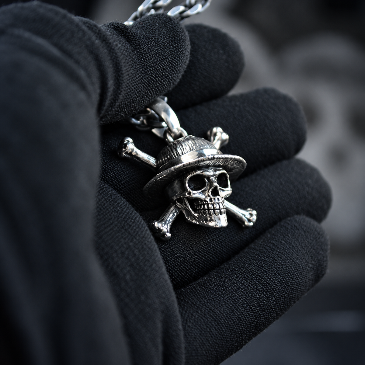 Colgante calavera con sombrero en plata · Vida Pirata