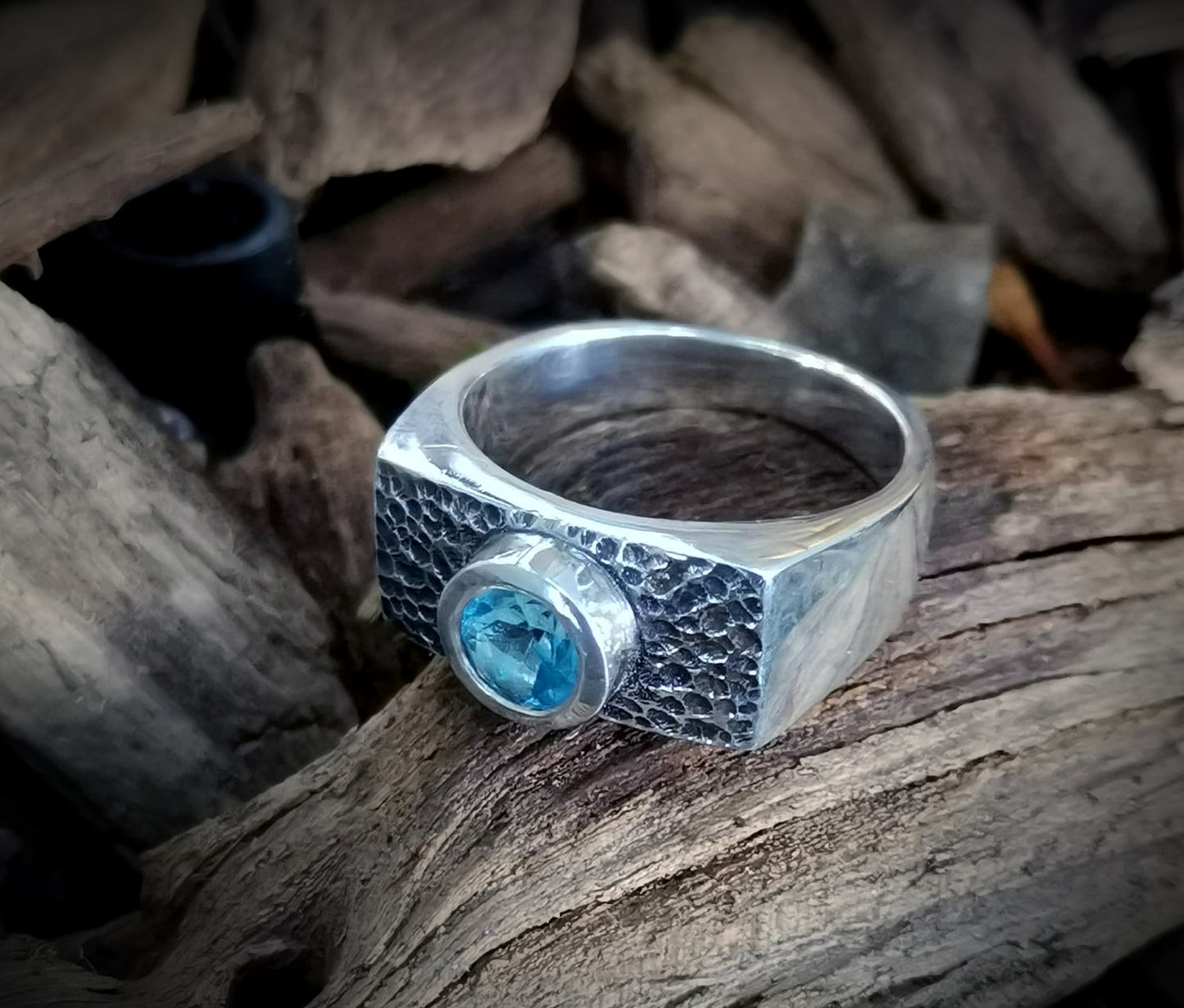 Anillo banda recto con piedra natural