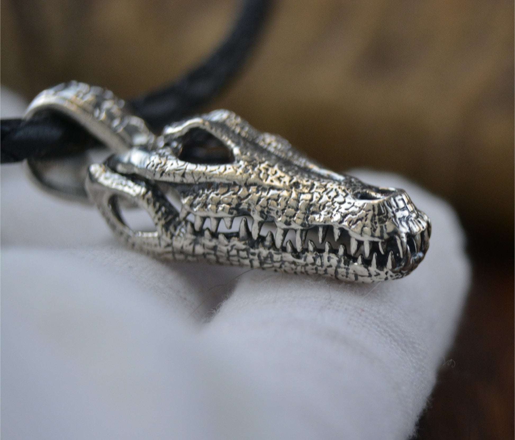 Instinto — Colgante cráneo de cocodrilo articulado en plata de ley 925 - D´Cast