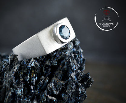 Anillo banda recto con piedra natural