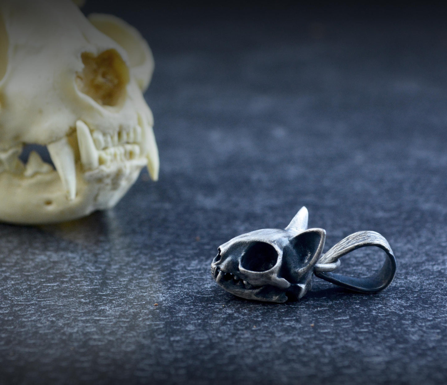 Colgante pequeño calavera de gato en plata | Joyería alternativa artesanal | Hecho a mano