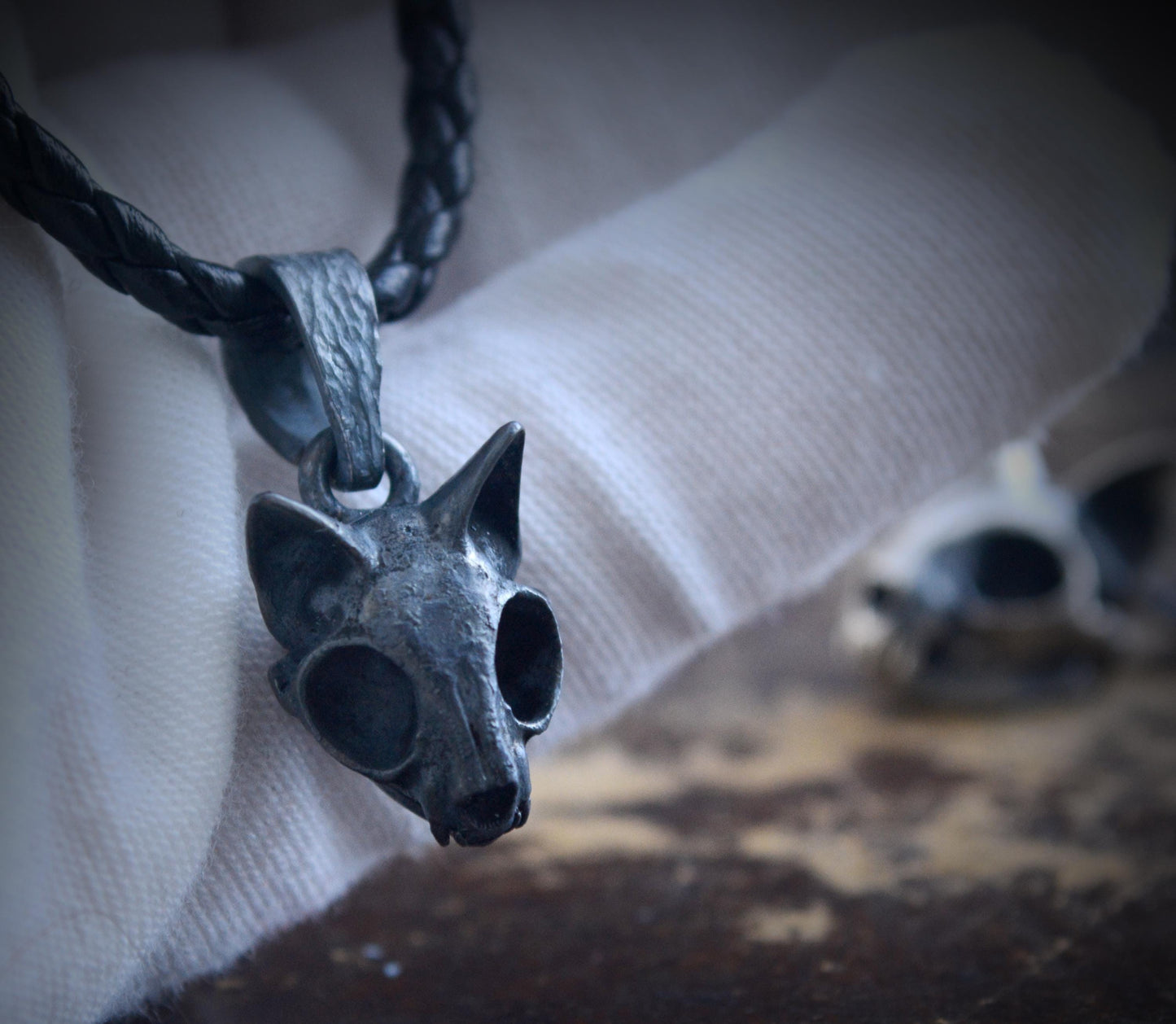 Colgante pequeño calavera de gato en plata | Joyería alternativa artesanal | Hecho a mano