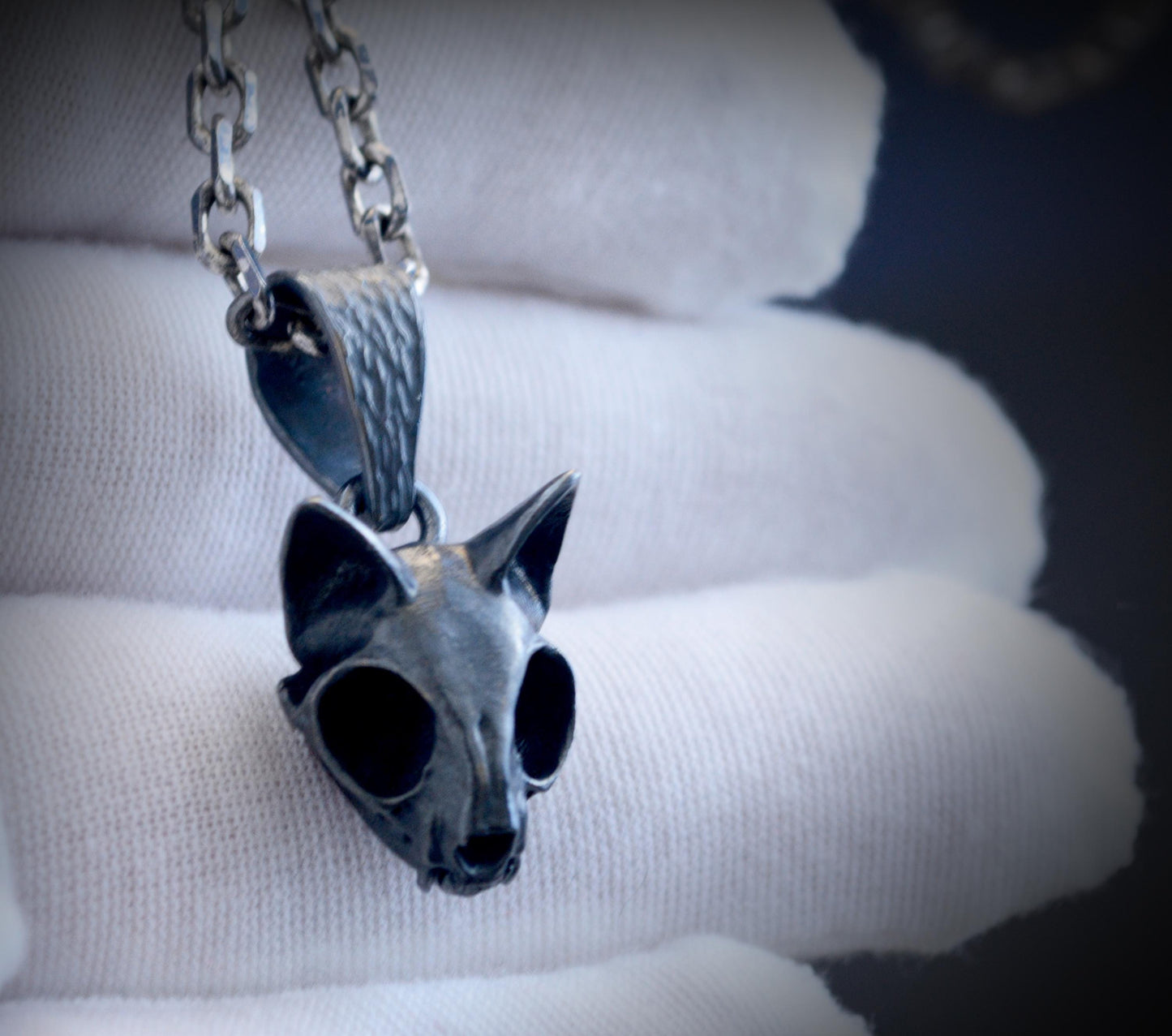 Colgante pequeño calavera de gato en plata | Joyería alternativa artesanal | Hecho a mano