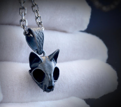 Colgante pequeño calavera de gato en plata | Joyería alternativa artesanal | Hecho a mano
