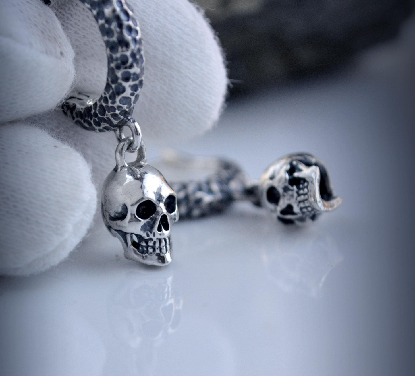 Aros de plata martillada con mini calavera. Joyería gótica y alternativa, hecha a mano. Perfectos para Halloween o diario.