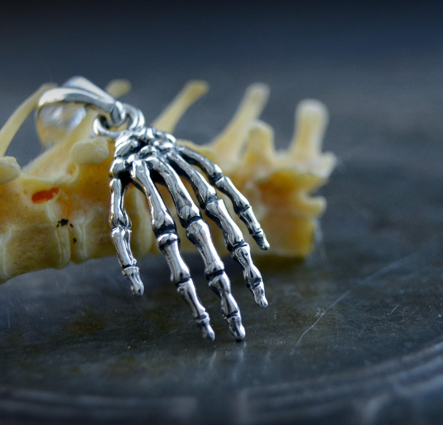Colgante Mano Esqueleto Plata de Ley | Joyería Gótica Halloween Hecha a Mano | Colgante Estilo Tatuaje Alternativo