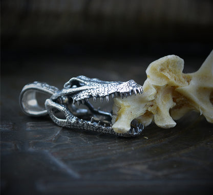Instinto — Colgante cráneo de cocodrilo articulado en plata de ley 925 - D´Cast
