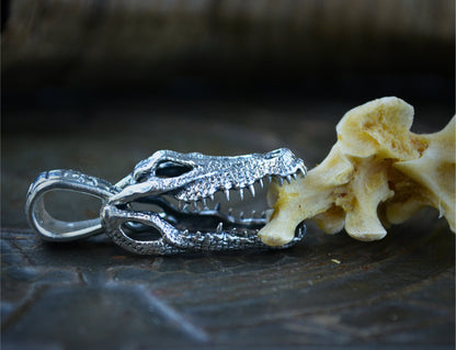 Instinto — Colgante cráneo de cocodrilo articulado en plata de ley 925 - D´Cast