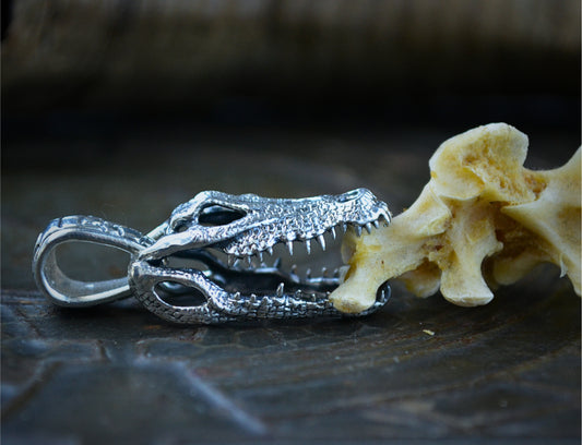 Instinto — Colgante cráneo de cocodrilo articulado en plata de ley 925 - D´Cast