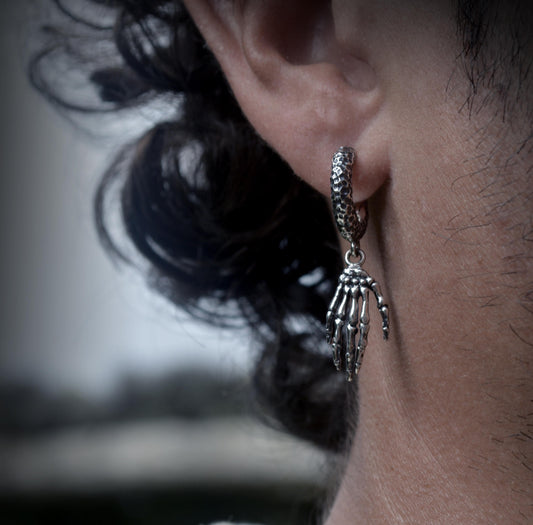 Aro con mano esqueleto en plata de ley 925 | Pendiente gótico unisex, joyería alternativa hecha a mano