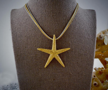 Colgante estrella de mar grande  hecho a mano en plata de ley, joyería oceánica bañada en oro, un regalo único para los amantes de la playa.