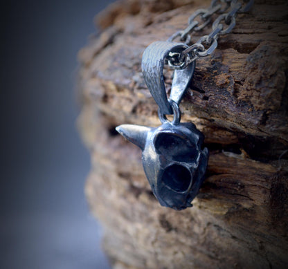 Colgante pequeño calavera de gato en plata | Joyería alternativa artesanal | Hecho a mano