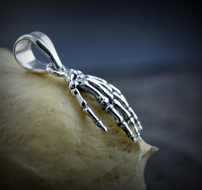 Colgante Mano Esqueleto Plata de Ley | Joyería Gótica Halloween Hecha a Mano | Colgante Estilo Tatuaje Alternativo