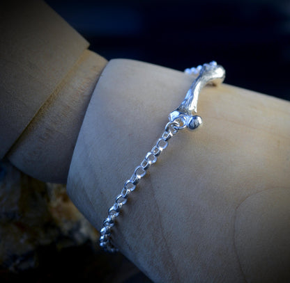 Pulsera de plata con fémur pequeño con cadena rolo