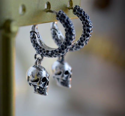 Aros de plata martillada con mini calavera. Joyería gótica y alternativa, hecha a mano. Perfectos para Halloween o diario.