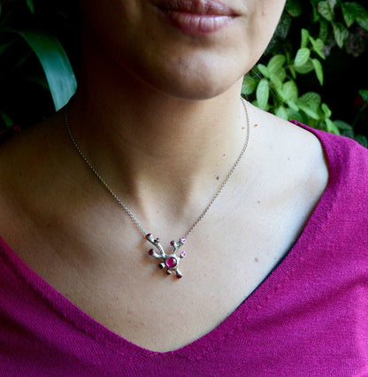 Gargantilla coral con gemas engastadas, Joyeria del mar