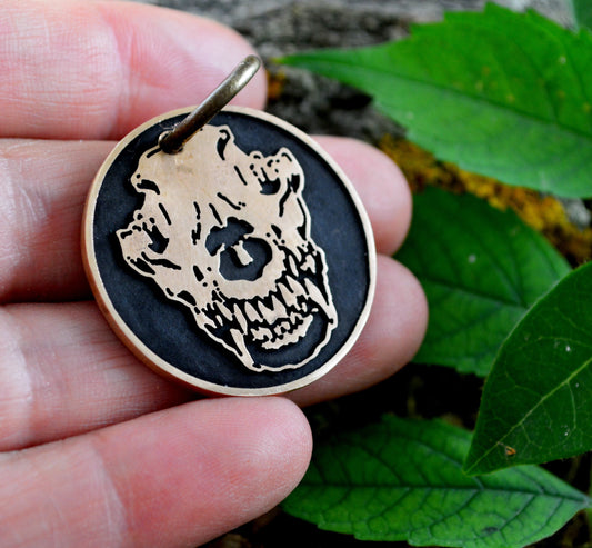 Chapa redonda con calavera de lobo, Nombre y teléfono grabados