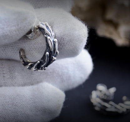 Aro pequeño rústico unisex en plata de ley, Diseño rama de coral hecho a mano