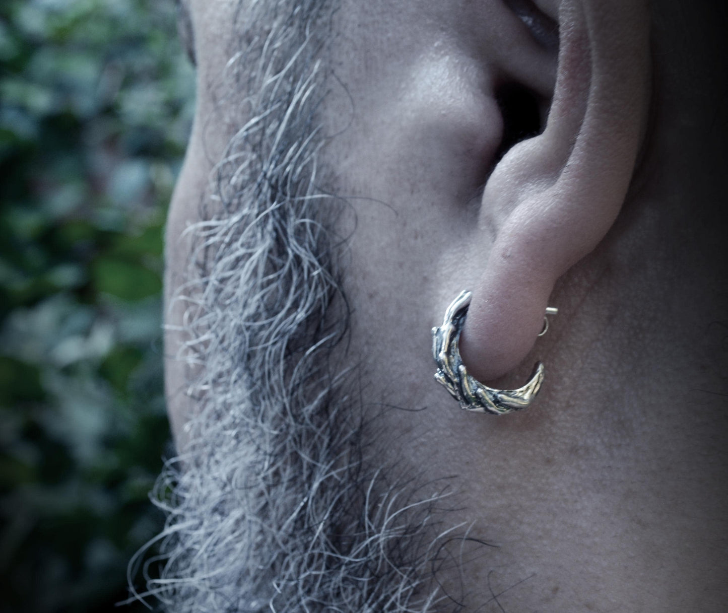 Aro pequeño rústico unisex en plata de ley, Diseño rama de coral hecho a mano