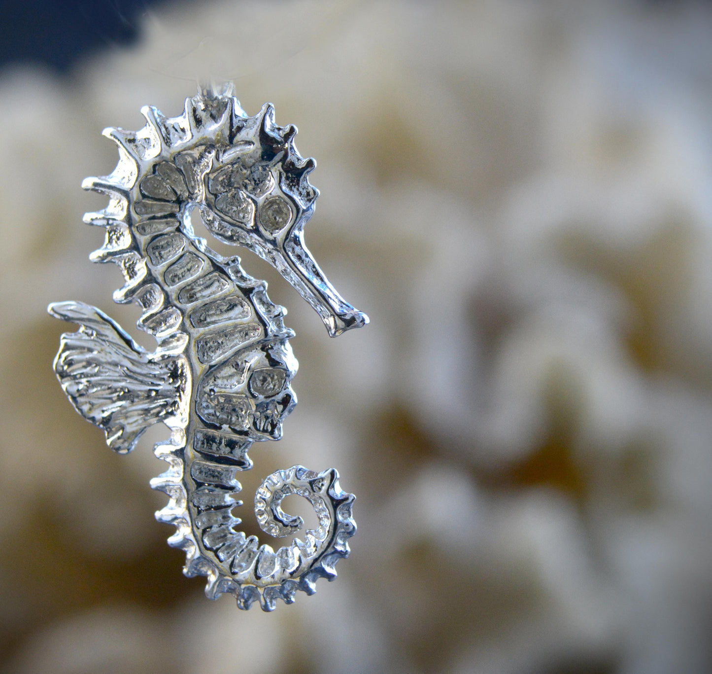 Pendientes caballito de mar con calavera en plata de ley – Joyería alternativa unisex | Gótico oceánico, punk, talismán hecho a mano