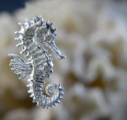 Pendientes caballito de mar con calavera en plata de ley – Joyería alternativa unisex | Gótico oceánico, punk, talismán hecho a mano