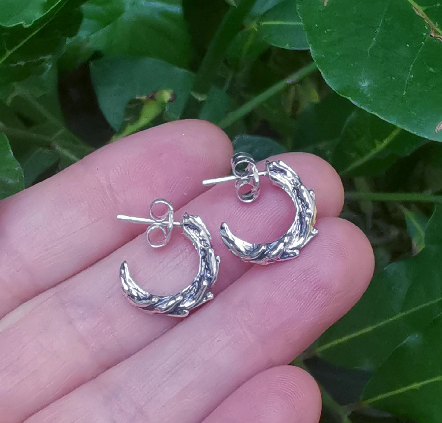 Aro pequeño rústico unisex en plata de ley, Diseño rama de coral hecho a mano