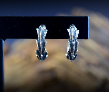 Aro pequeño rústico unisex en plata de ley, Diseño rama de coral hecho a mano