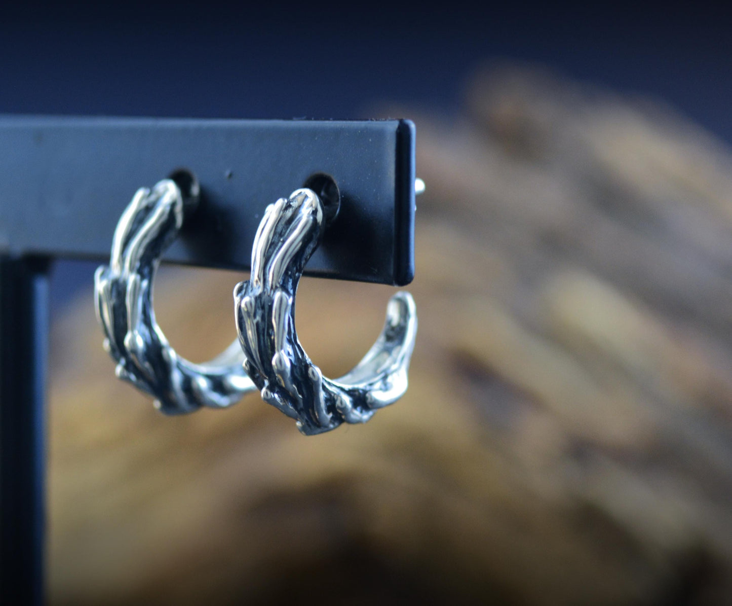 Aro pequeño rústico unisex en plata de ley, Diseño rama de coral hecho a mano