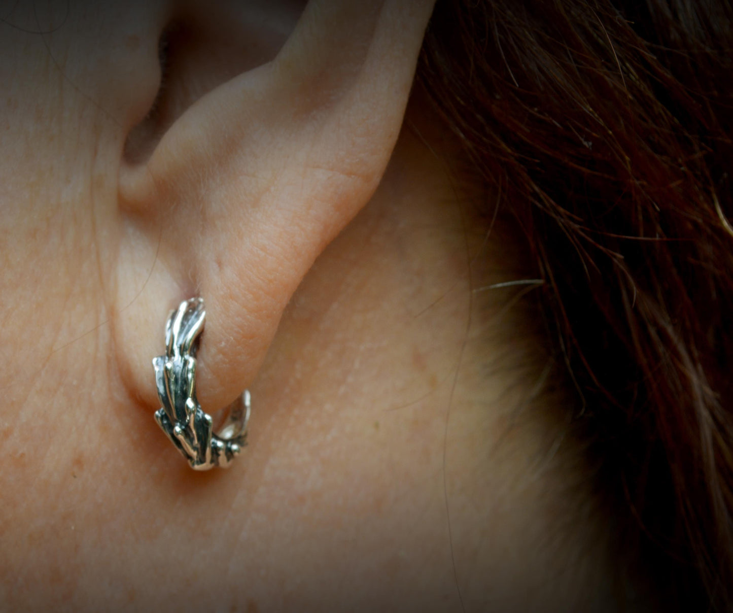 Aro pequeño rústico unisex en plata de ley, Diseño rama de coral hecho a mano
