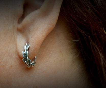 Aro pequeño rústico unisex en plata de ley, Diseño rama de coral hecho a mano