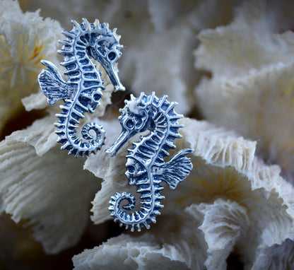 Pendientes caballito de mar con calavera en plata de ley – Joyería alternativa unisex | Gótico oceánico, punk, talismán hecho a mano