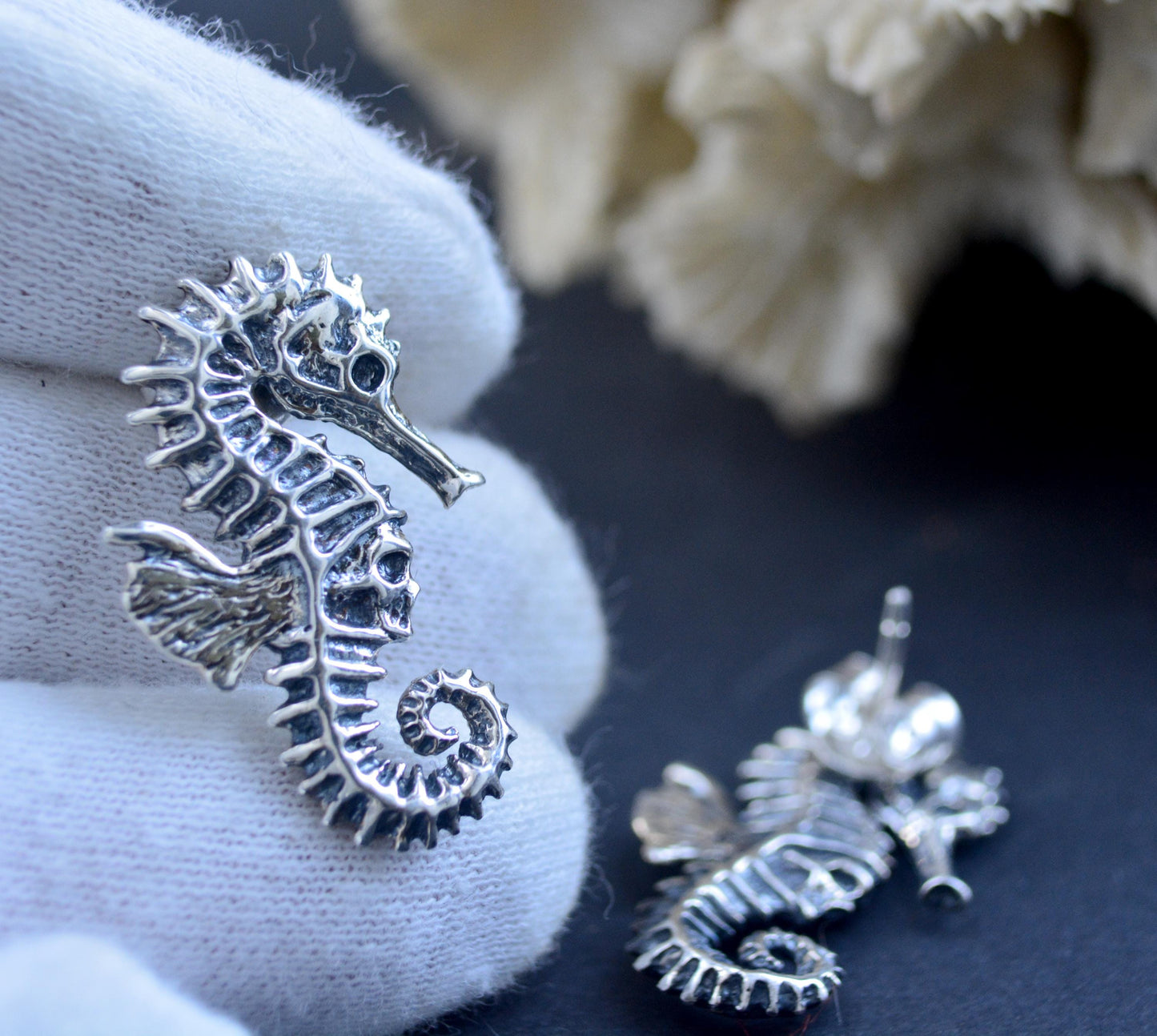 Pendientes caballito de mar con calavera en plata de ley – Joyería alternativa unisex | Gótico oceánico, punk, talismán hecho a mano