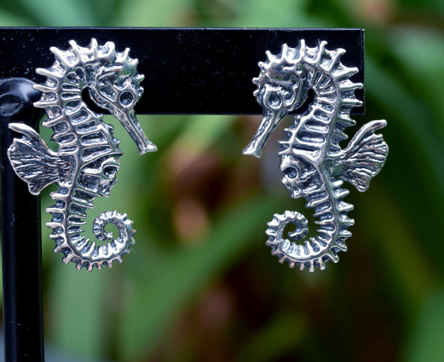 Pendientes caballito de mar con calavera en plata de ley – Joyería alternativa unisex | Gótico oceánico, punk, talismán hecho a mano