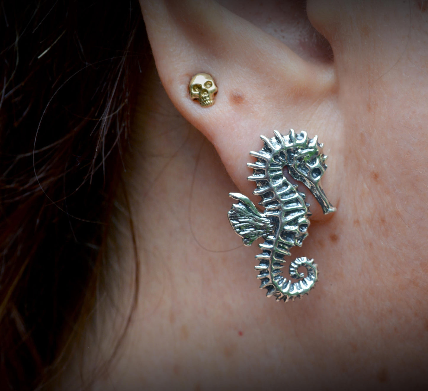 Pendientes caballito de mar con calavera en plata de ley – Joyería alternativa unisex | Gótico oceánico, punk, talismán hecho a mano
