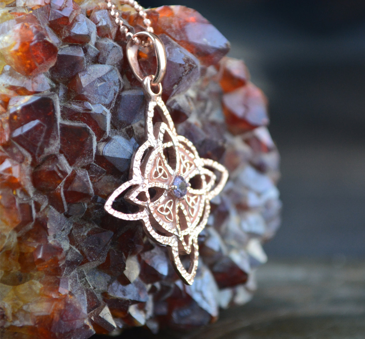 Massiver Hexenknoten-Anhänger aus Sterlingsilber mit Naturstein, handgefertigter Anhänger, schützende Halskette, Silberanhänger mit Amethyst
