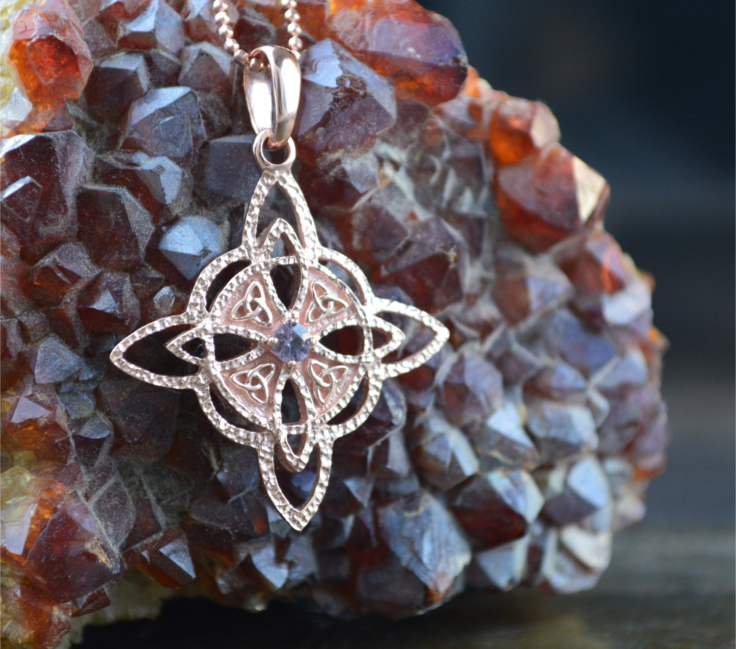 Massiver Hexenknoten-Anhänger aus Sterlingsilber mit Naturstein, handgefertigter Anhänger, schützende Halskette, Silberanhänger mit Amethyst
