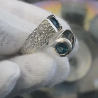 Anillo abierto con dos topacios azules naturales, Diseño circular y cuadrado hecho a mano en plata , Regalo joyería minimalista Navidad