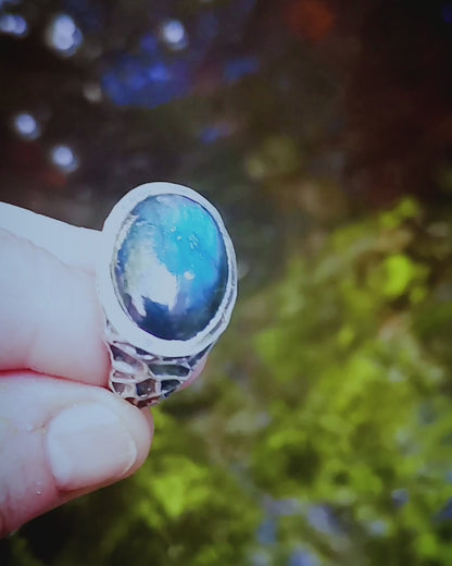 Anillo  sello con labradorita ovalada y texturas armónicas, Edición Limitada