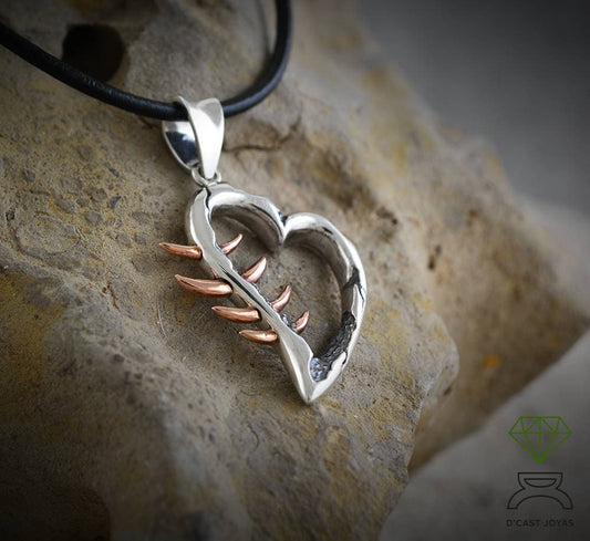 Colgante Corazon espinado, Collar corazón plata maciza y espinas atravesadas en bronce, Collar corazón resquebrajado - D´Cast