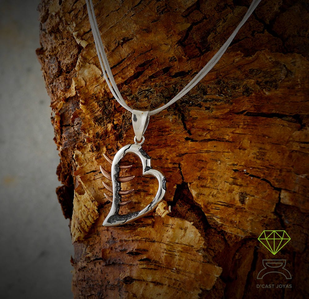 Colgante Corazon espinado, Collar corazón plata maciza y espinas atravesadas en bronce, Collar corazón resquebrajado - D´Cast