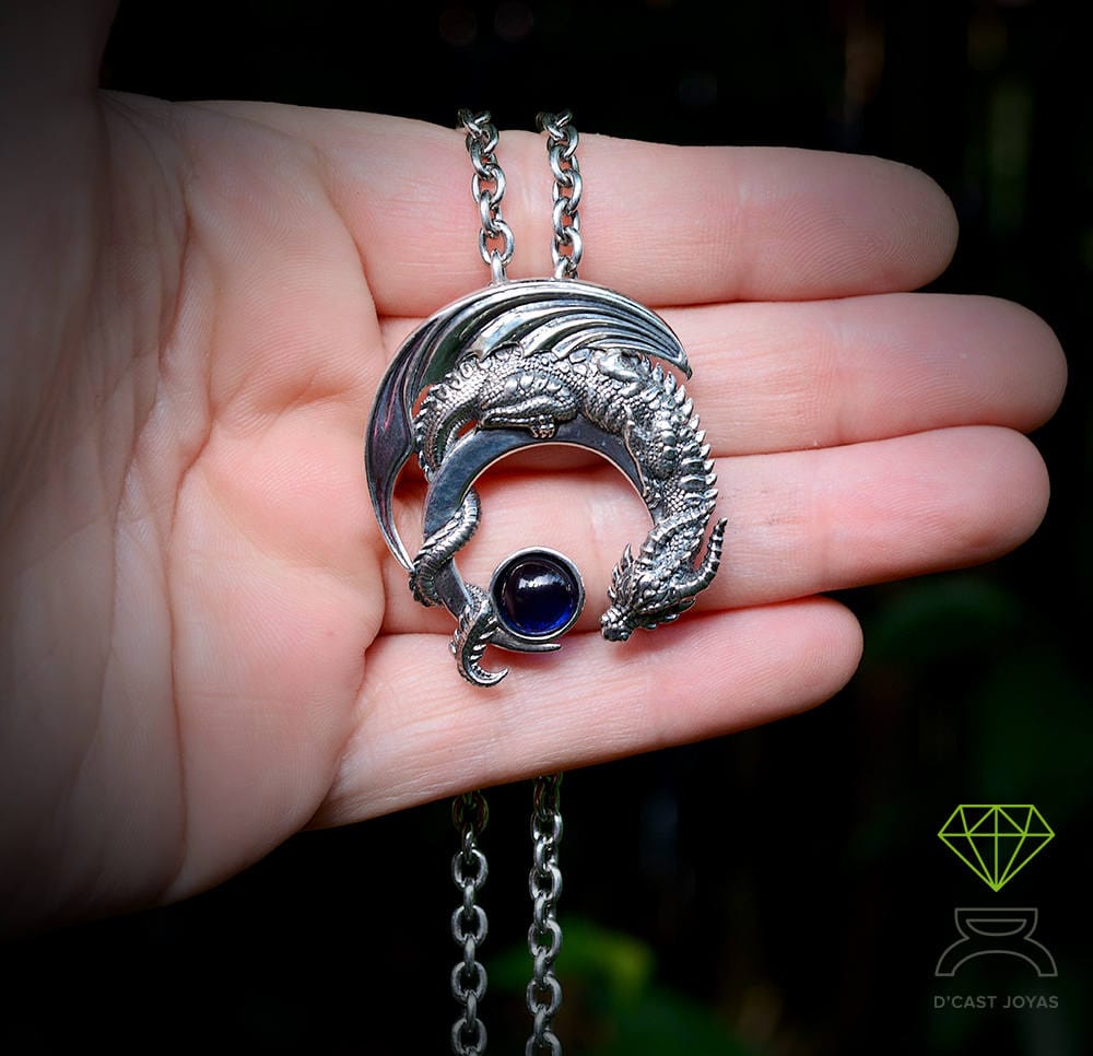 Colgante de plata dragón con  topacio natural azul, Dragon de la Media Luna - D´Cast