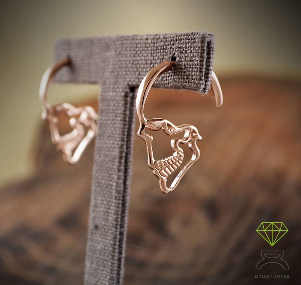 Pendiente de aro plata 925 calavera rosa, Aro perfil calavera con baño oro rosa 18k, Falso dilatador,  Joyería gótica, Pendiente artesanal - D´Cast