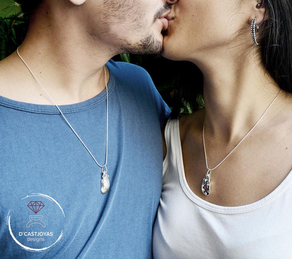 Pareja de medios corazones con con piedra natural para parejas, Colgante de corazón humano - D´Cast