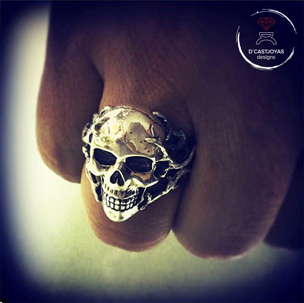 Anillo calavera Cthulhu de plata maciza con rubíes naturales y texturas rústicas, anillo Memento mori - D´Cast