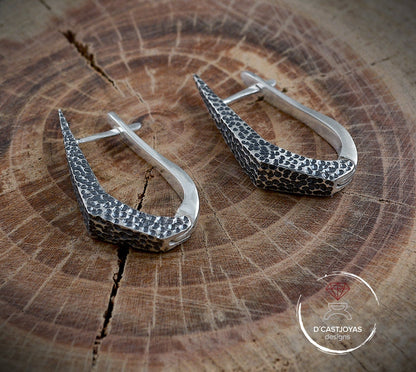 Aros de plata daga piedra ,Pendiente artesanal, Pendientes garfio de plata 925, Joyeria Punk, Joyeria contemporánea, Novia gótica - D´Cast