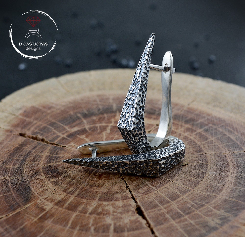 Aros de plata daga piedra ,Pendiente artesanal, Pendientes garfio de plata 925, Joyeria Punk, Joyeria contemporánea, Novia gótica - D´Cast