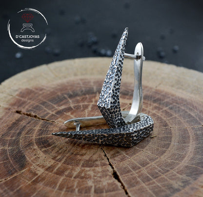 Aros de plata daga piedra ,Pendiente artesanal, Pendientes garfio de plata 925, Joyeria Punk, Joyeria contemporánea, Novia gótica - D´Cast