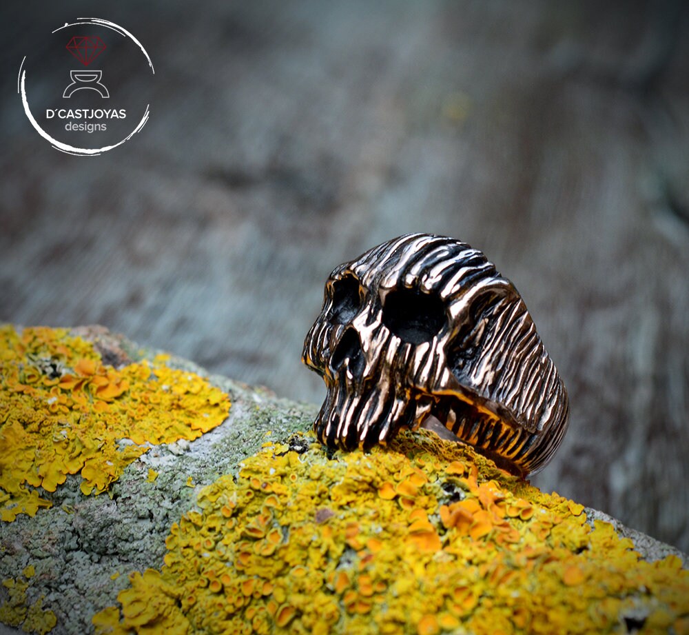 Anillo Calavera bronce macizo, Anillo Texturas corteza de árbol, Anillo calavera del bosque, Joyería para Hombre, Hecho a mano, Memento Mori - D´Cast
